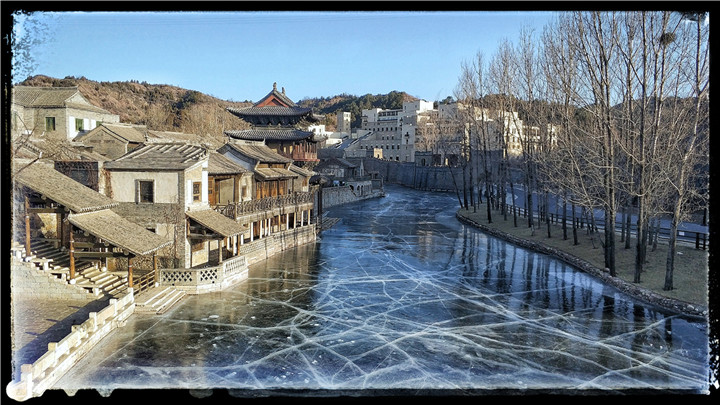 郭保良-12冰上的古北水鎮(zhèn)——2018-01-16——冬天的北方很冷，充滿了江南水鄉(xiāng)風情的古北水鎮(zhèn)的河水都成了冰，但顯示出來的卻是另一種水鄉(xiāng)風情.jpg